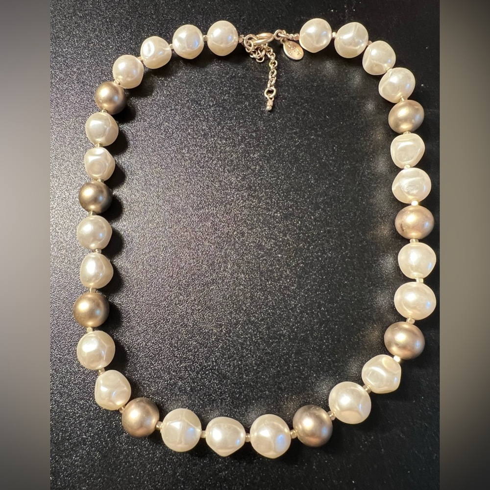 LOFT Chunky Faux Pearl Holiday Frosted Gold Tone Beaded Thumb Clasp Necklace